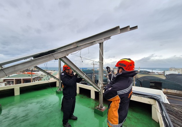태양광 패널 날아가고, 외벽 떨어지고…제주, '태풍급' 강풍에 피해 속출