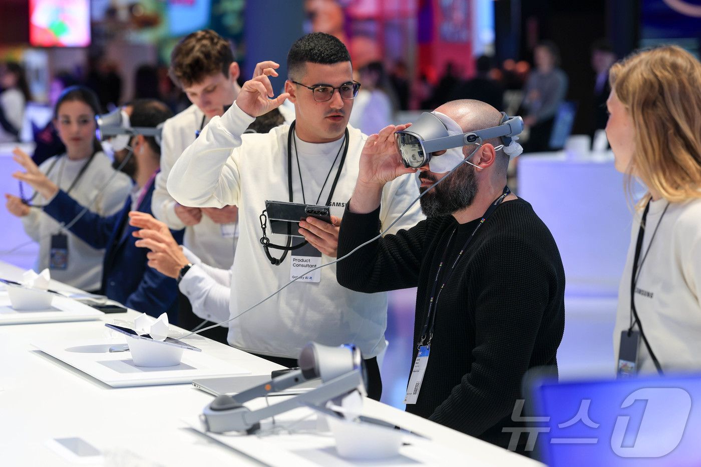 (바르셀로나=뉴스1) 사진공동취재단 = 2일(현지시간) 스페인 바르셀로나 피라 그란 비아 전시장에서 열린 '모바일 월드 콩그레스(MWC)2026'에서 삼성전자 갤럭시 부스를 찾은 …