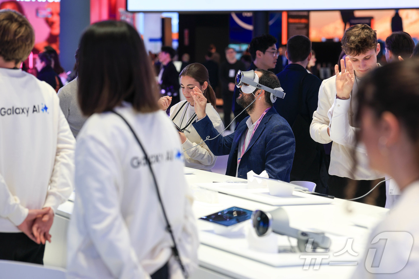(바르셀로나=뉴스1) 사진공동취재단 = 2일(현지시간) 스페인 바르셀로나 피라 그란 비아 전시장에서 열린 '모바일 월드 콩그레스(MWC)2026'에서 삼성전자 갤럭시 부스를 찾은 …