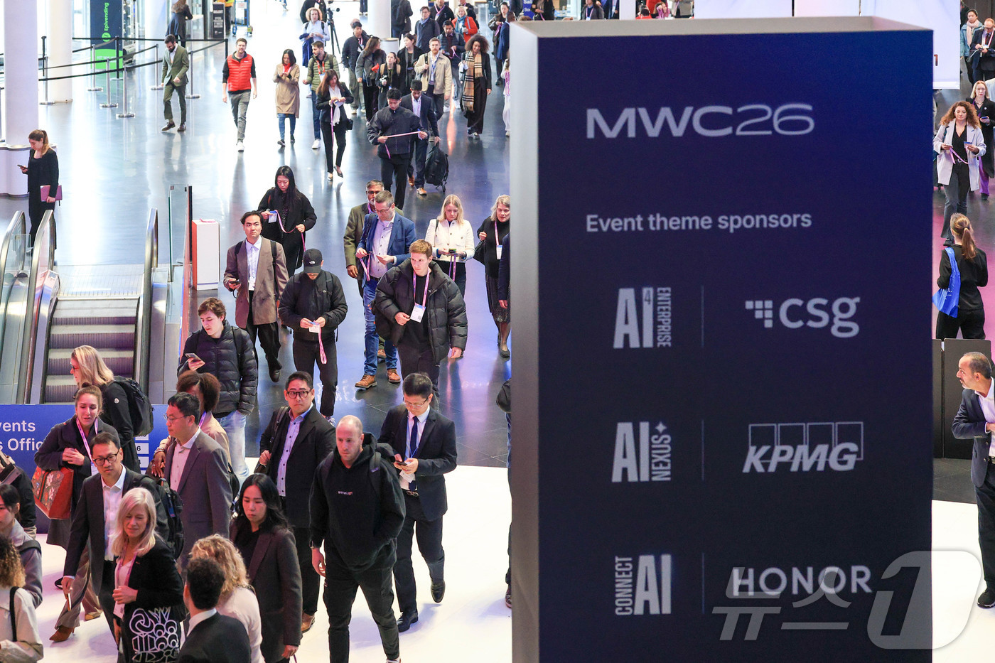 (바르셀로나=뉴스1) 사진공동취재단 = 2일(현지시간) 스페인 바르셀로나 피라 그란 비아 전시장에서 열린 '모바일 월드 콩그레스(MWC)2026'을 찾은 관람객들로 붐비고 있다. …