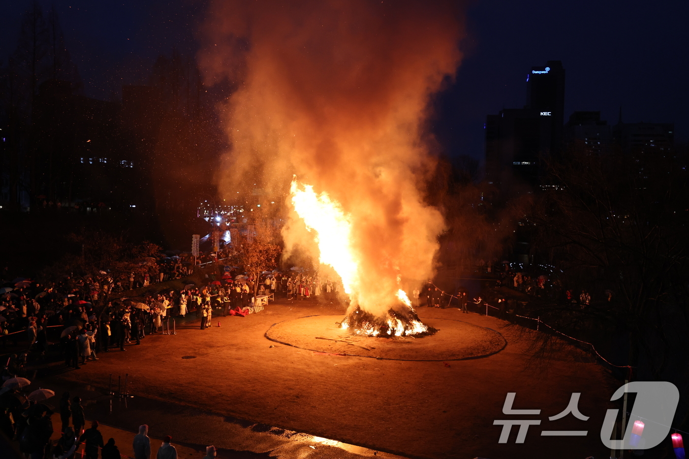 (서울=뉴스1) 구윤성 기자 = 정월대보름을 하루 앞둔 2일 오후 서울 서초구 양재천에서 열린 ‘제16회 정월대보름 달맞이 축제‘에서 달집이 활활 타오르고 있다.  2026.3.2 …