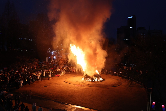 정월대보름 맞이 달집태우기