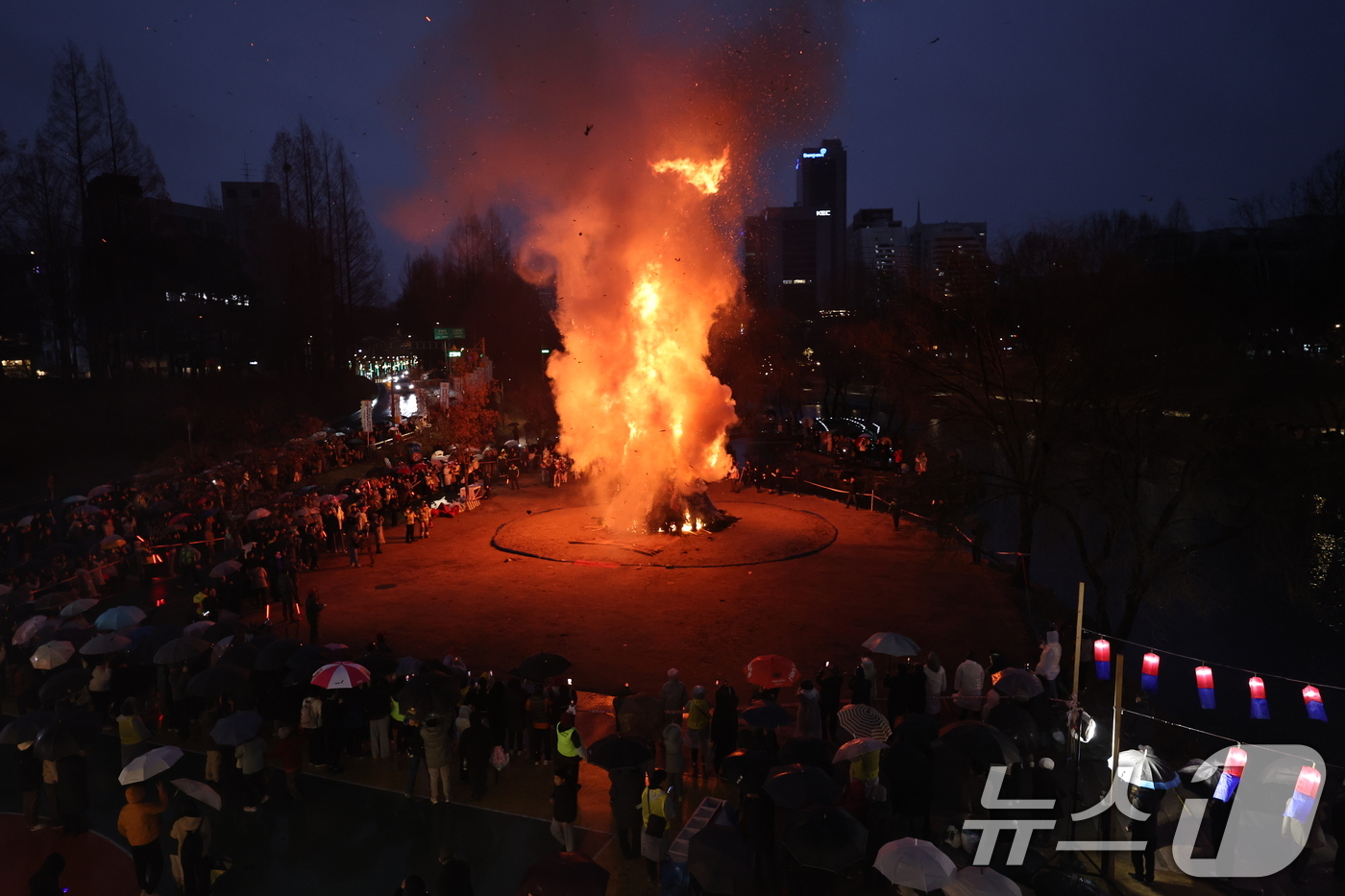 (서울=뉴스1) 구윤성 기자 = 정월대보름을 하루 앞둔 2일 오후 서울 서초구 양재천에서 열린 ‘제16회 정월대보름 달맞이 축제‘에서 달집이 활활 타오르고 있다. 2026.3.2/ …