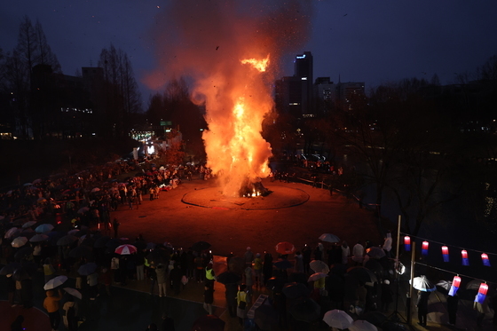 활활 타오르는 정월대보름 달집