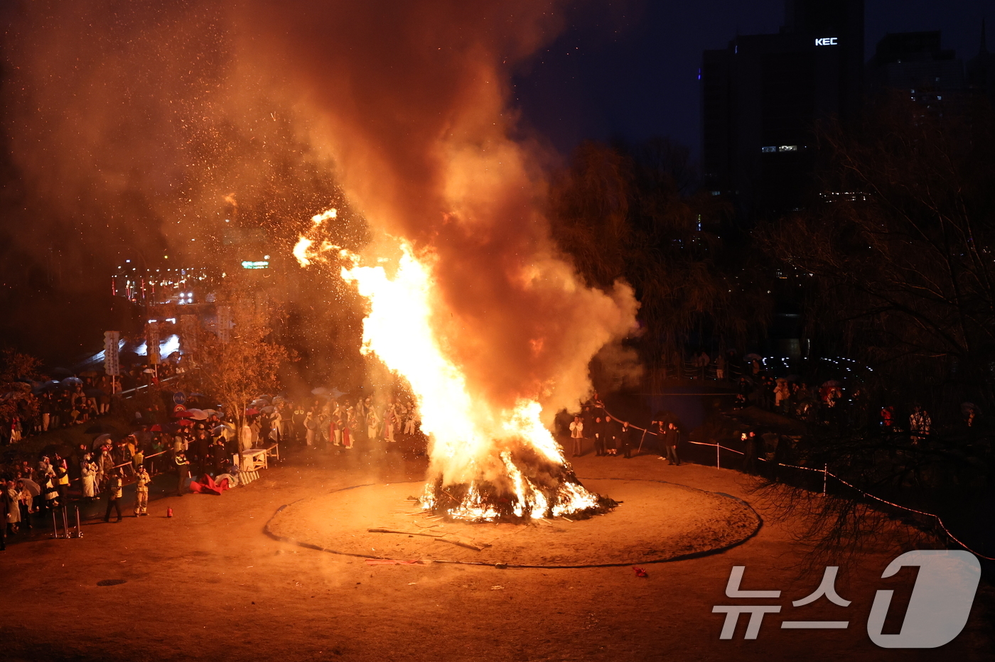 (서울=뉴스1) 구윤성 기자 = 정월대보름을 하루 앞둔 2일 오후 서울 서초구 양재천에서 열린 ‘제16회 정월대보름 달맞이 축제‘에서 달집이 활활 타오르고 있다.  2026.3.2 …