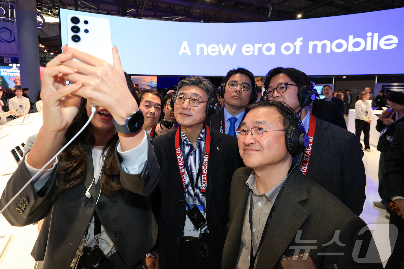 (바르셀로나=뉴스1) 사진공동취재단 = 노태문 삼성전자 대표이사 사장(DX부문장)과 정재헌 SK텔레콤 사장이 2일(현지시간) 스페인 바르셀로나 피라 그란 비아 전시장에서 열린 '모 …