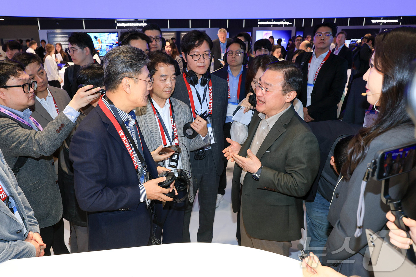 (바르셀로나=뉴스1) 사진공동취재단 = 노태문 삼성전자 대표이사 사장(DX부문장)과 정재헌 SK텔레콤 사장이 2일(현지시간) 스페인 바르셀로나 피라 그란 비아 전시장에서 열린 '모 …