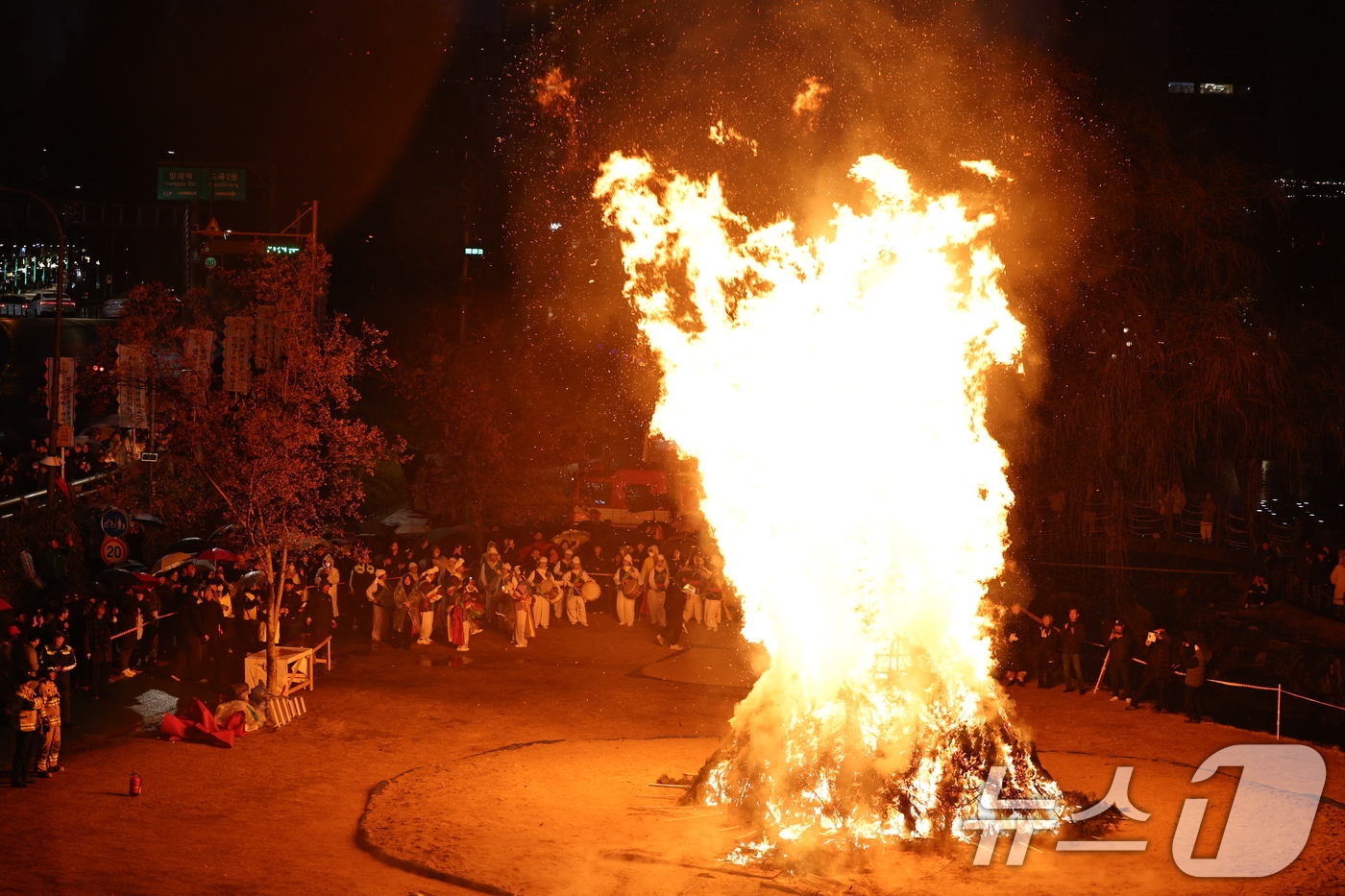 (서울=뉴스1) 구윤성 기자 = 정월대보름을 하루 앞둔 2일 오후 서울 서초구 양재천에서 열린 ‘제16회 정월대보름 달맞이 축제‘에서 달집이 활활 타오르고 있다. 2026.3.2/ …