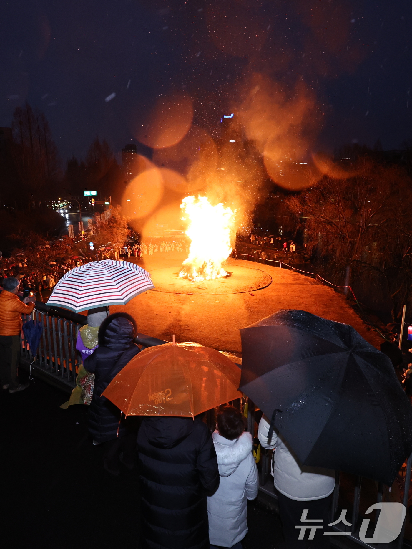 (서울=뉴스1) 구윤성 기자 = 정월대보름을 하루 앞둔 2일 오후 서울 서초구 양재천에서 열린 ‘제16회 정월대보름 달맞이 축제‘에서 달집이 활활 타오르고 있다.  2026.3.2 …