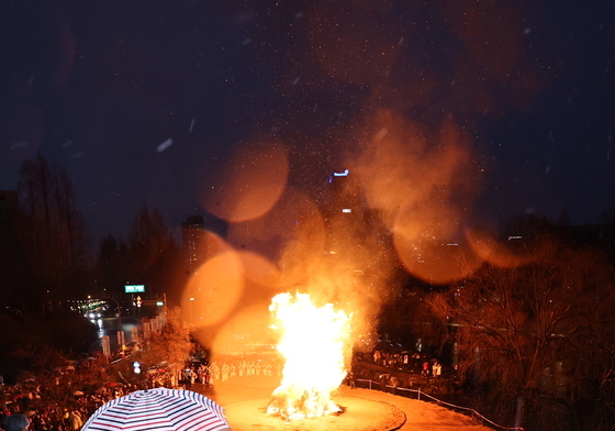 타오르는 달집에 소원 빌기