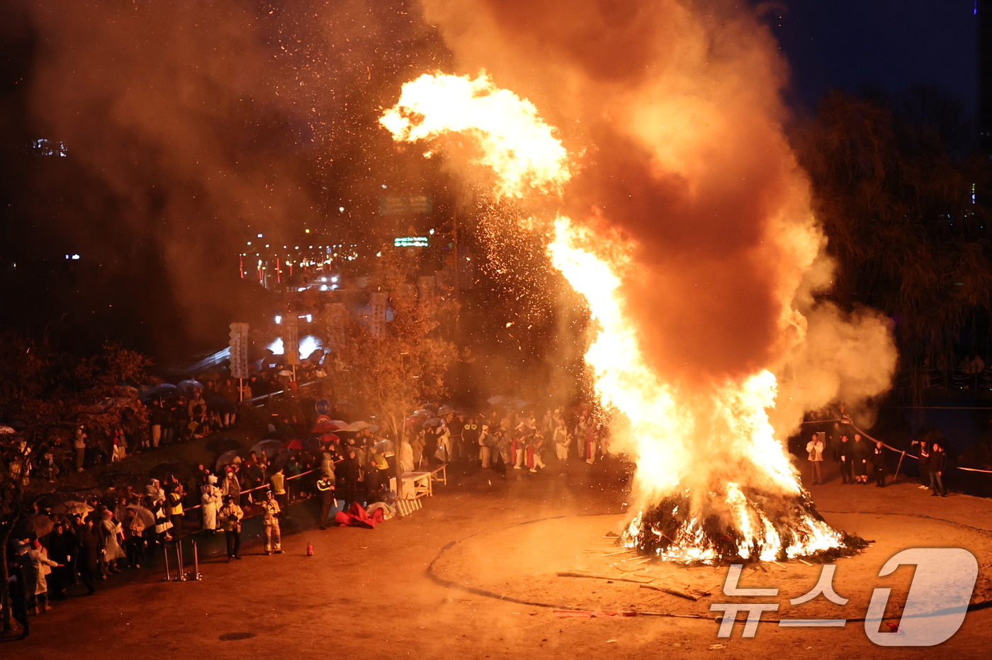 (서울=뉴스1) 구윤성 기자 = 정월대보름을 하루 앞둔 2일 오후 서울 서초구 양재천에서 열린 ‘제16회 정월대보름 달맞이 축제‘에서 달집이 활활 타오르고 있다.  2026.3.2 …