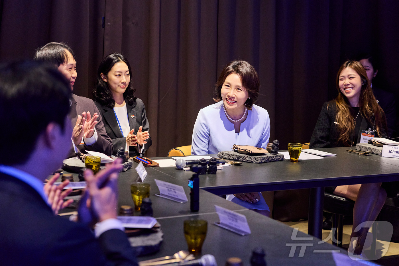 (싱가포르=뉴스1) 허경 기자 = 김혜경 여사가 2일(현지시간) 싱가포르 해녀의 부엌에서 열린 관광 활성화를 위한 간담회에서 미소를 짓고 있다. (공동취재) 2026.3.2/뉴스1 …