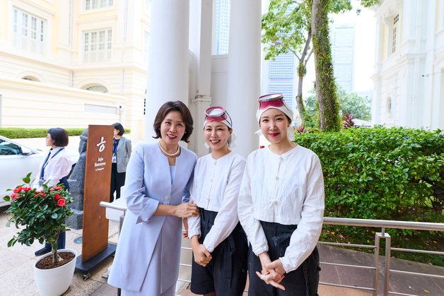 관광 활성화를 위한 간담회 참석자와 기념촬영 하는 김혜경 여사