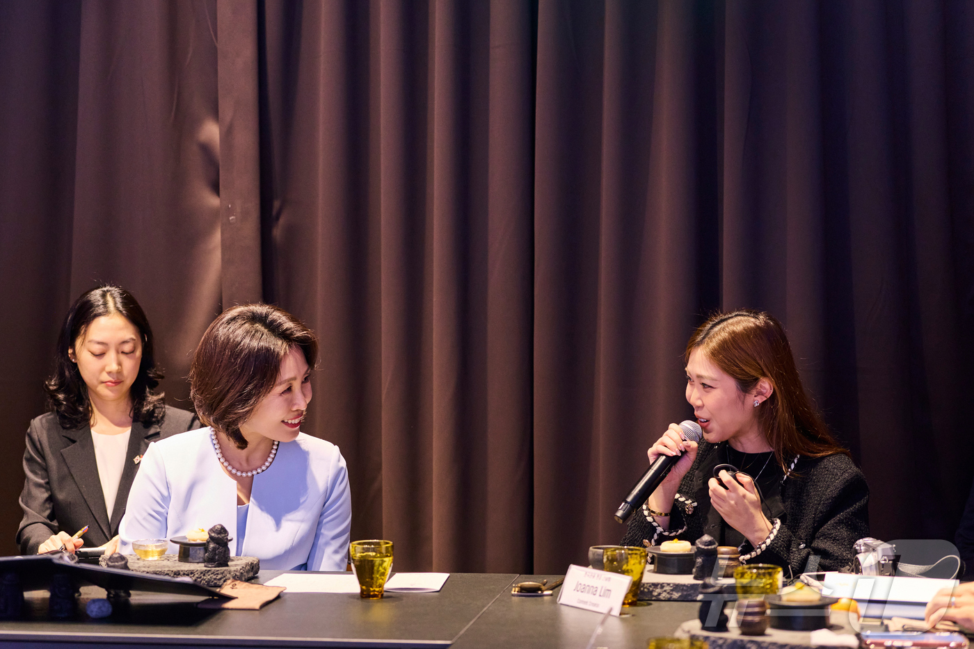 (싱가포르=뉴스1) 허경 기자 = 김혜경 여사가 2일(현지시간) 싱가포르 해녀의 부엌에서 열린 관광 활성화를 위한 간담회에서 참석자 발언을 경청하고 있다. (공동취재) 2026.3 …