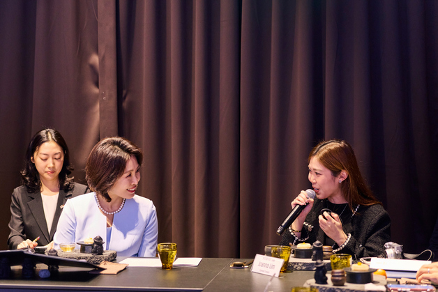 관광 활성화를 위한 간담회 발언 듣는 김혜경 여사