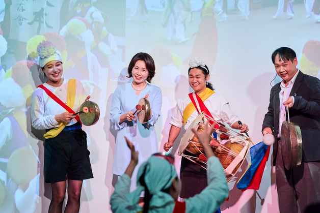 공연 참여하는 김혜경 여사