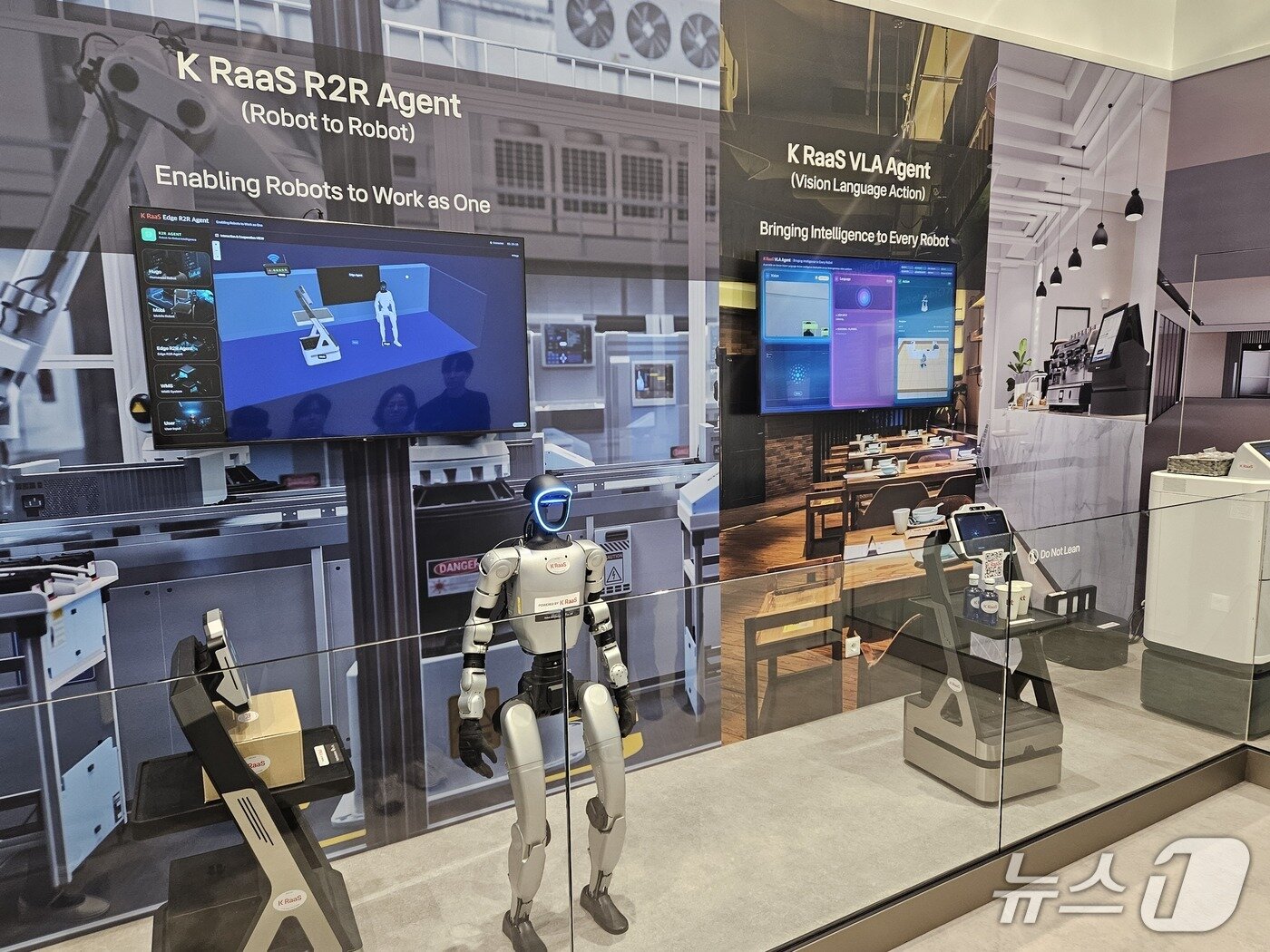 본문 이미지 - MWC26 KT 전시관에서 소개된 로봇 플랫폼 'K RaaS'(KT Robot as a Service).