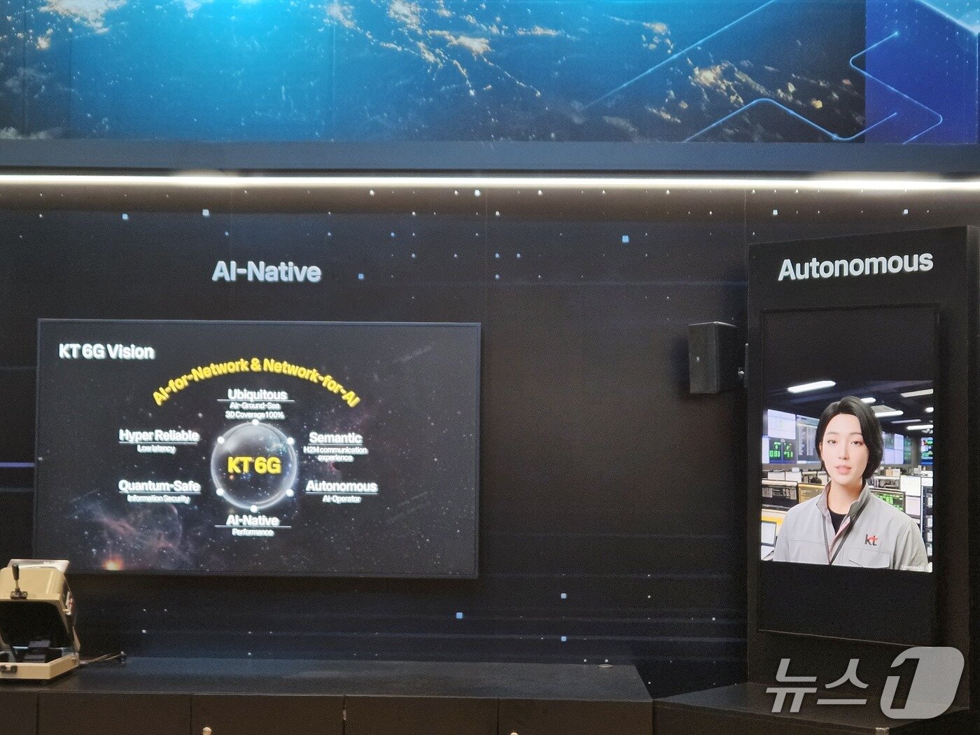 본문 이미지 - MWC26 KT 전시관에서 6G 네트워크 비전 등을 소개하는 AI 오퍼레이터 '유나'.