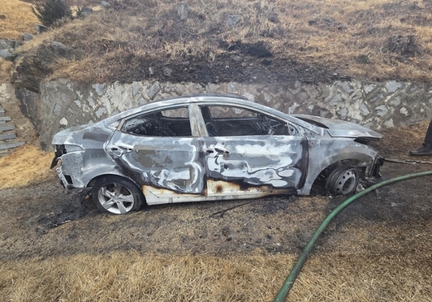천안 공동묘지서 차량 화재…80대 남성 숨진 채 발견