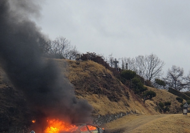 천안 풍산공원묘원서 승용차에 불…80대 숨진 채 발견(종합)