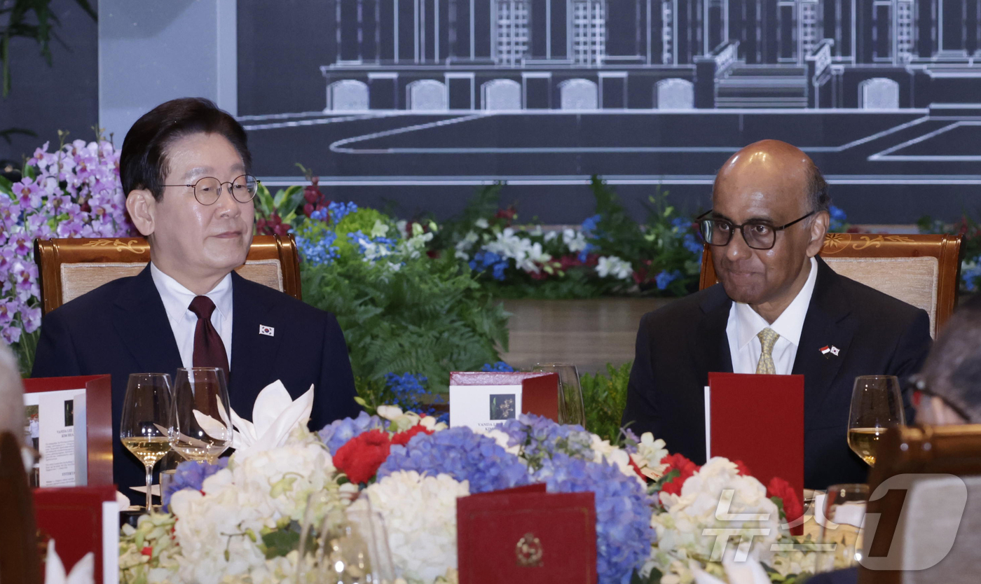 (싱가포르=뉴스1) 허경 기자 = 이재명 대통령과 타르만 샨무가라트남 싱가포르 대통령이 2일(현지시간) 싱가포르 한 호텔에서 열린 국빈만찬에 참석해 있다. 2026.3.2/뉴스1