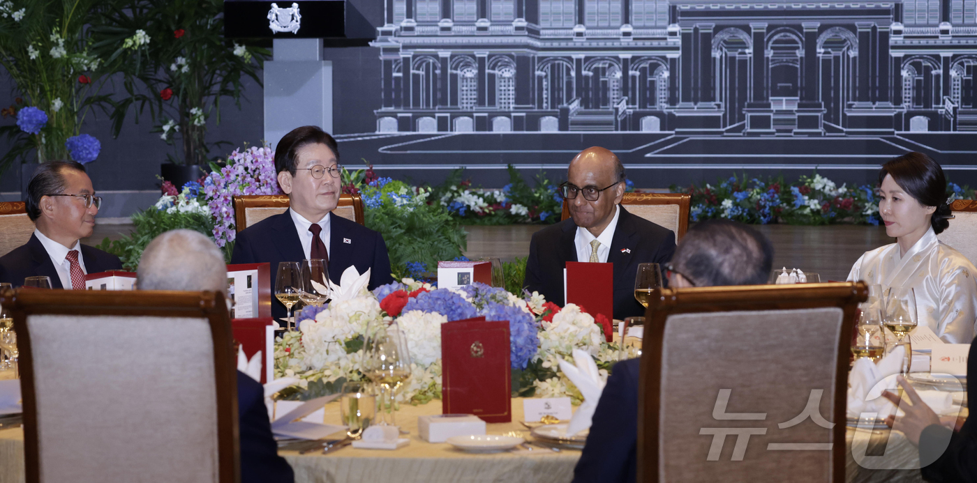 (싱가포르=뉴스1) 허경 기자 = 이재명 대통령과 타르만 샨무가라트남 싱가포르 대통령이 2일(현지시간) 싱가포르 한 호텔에서 열린 국빈만찬에 참석해 있다. 2026.3.2/뉴스1