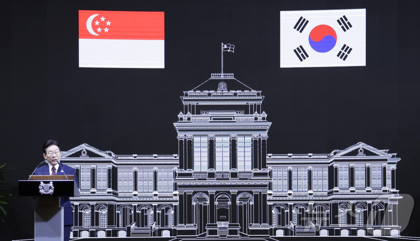 (싱가포르=뉴스1) 허경 기자 = 싱가포르를 국빈 방문 중인 이재명 대통령이 2일(현지시간) 싱가포르 한 호텔에서 열린 국빈만찬에서 건배사를 하고 있다. 2026.3.2/뉴스1