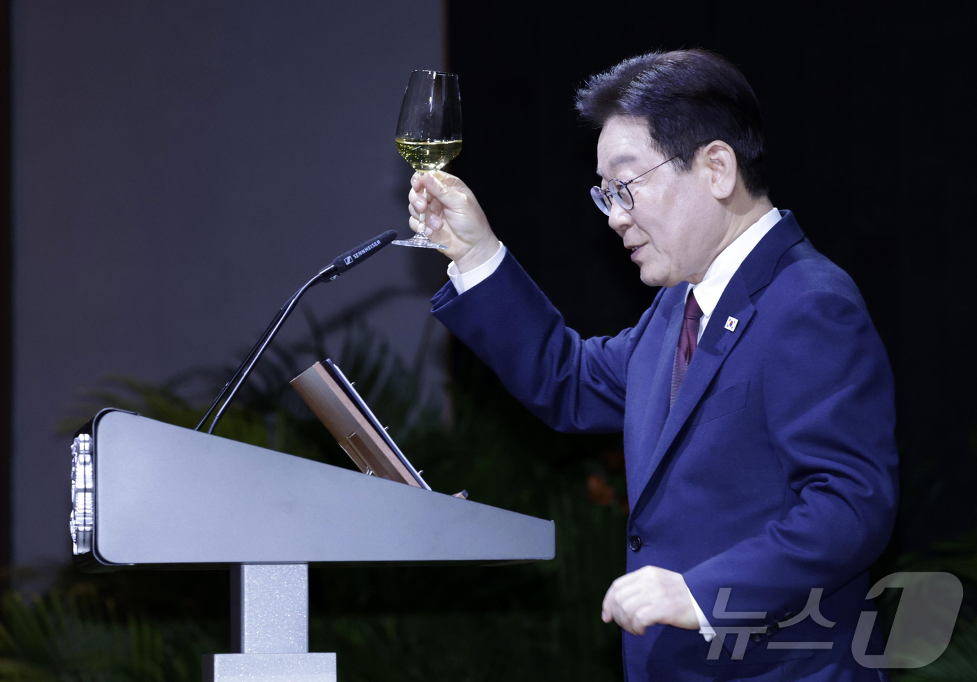 (싱가포르=뉴스1) 허경 기자 = 싱가포르를 국빈 방문 중인 이재명 대통령이 2일(현지시간) 싱가포르 한 호텔에서 열린 국빈만찬에서 건배제의를 하고 있다. 2026.3.2/뉴스1