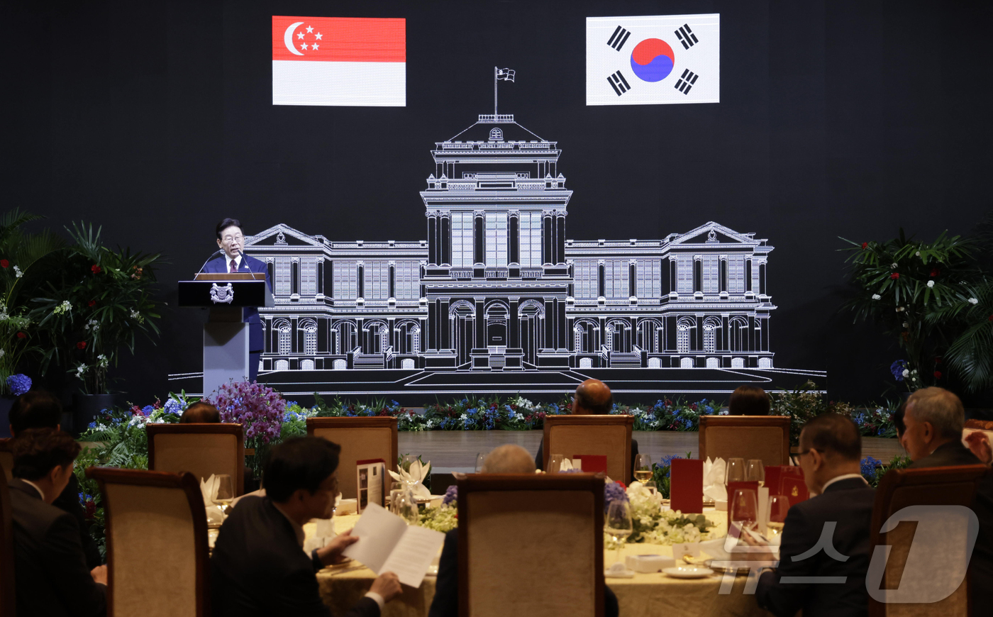 (싱가포르=뉴스1) 허경 기자 = 싱가포르를 국빈 방문 중인 이재명 대통령이 2일(현지시간) 싱가포르 한 호텔에서 열린 국빈만찬에서 건배사를 하고 있다. 2026.3.2/뉴스1