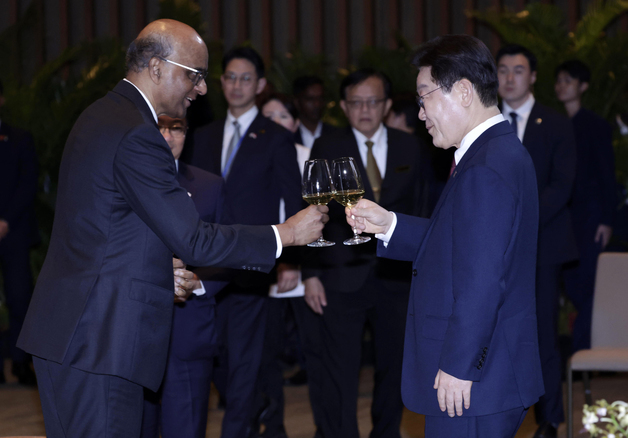 건배 하는 이재명 대통령·타르만 샨무가라트남 대통령