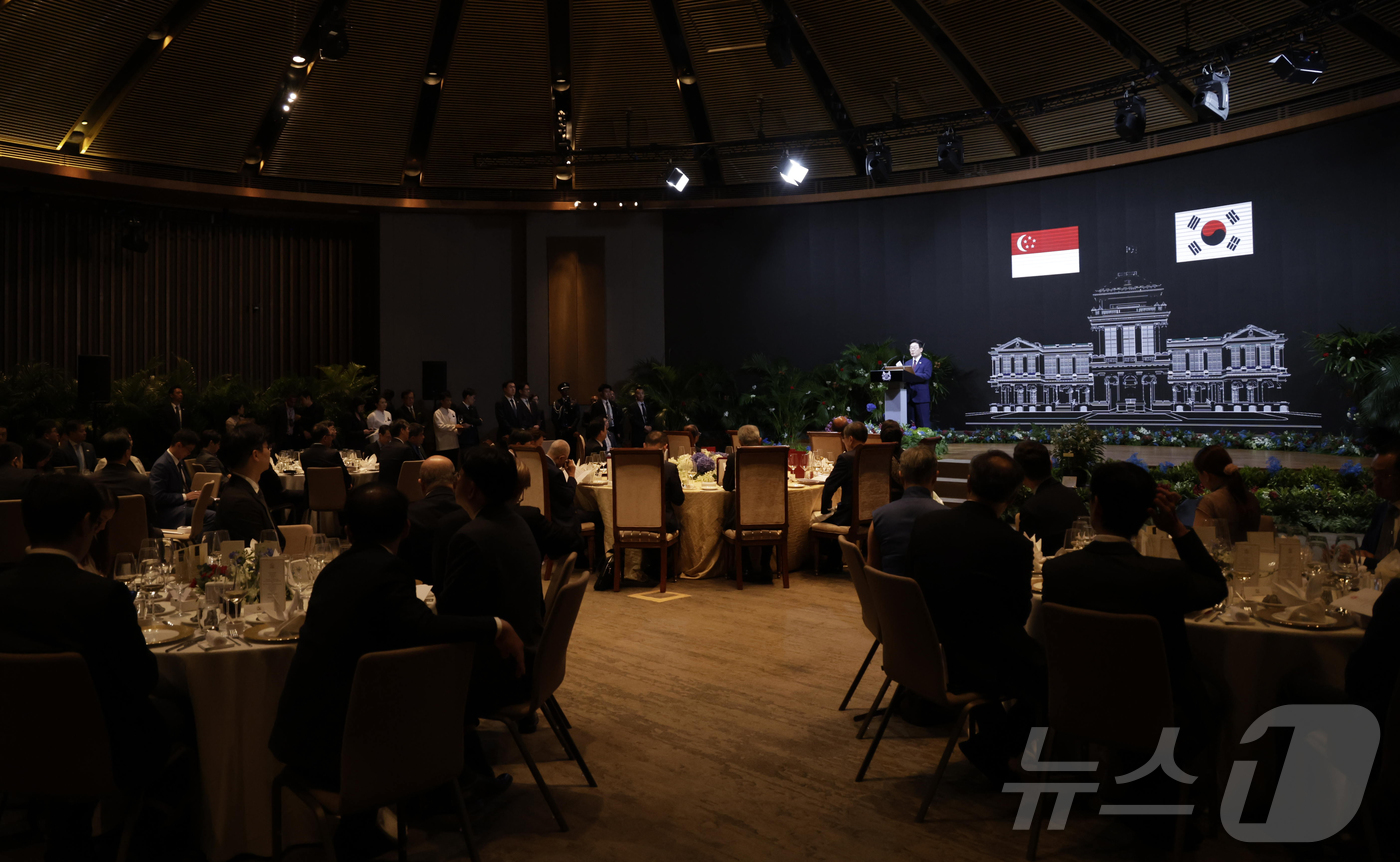 (싱가포르=뉴스1) 허경 기자 = 싱가포르를 국빈 방문 중인 이재명 대통령이 2일(현지시간) 싱가포르 한 호텔에서 열린 국빈만찬에서 건배사를 하고 있다. 2026.3.2/뉴스1