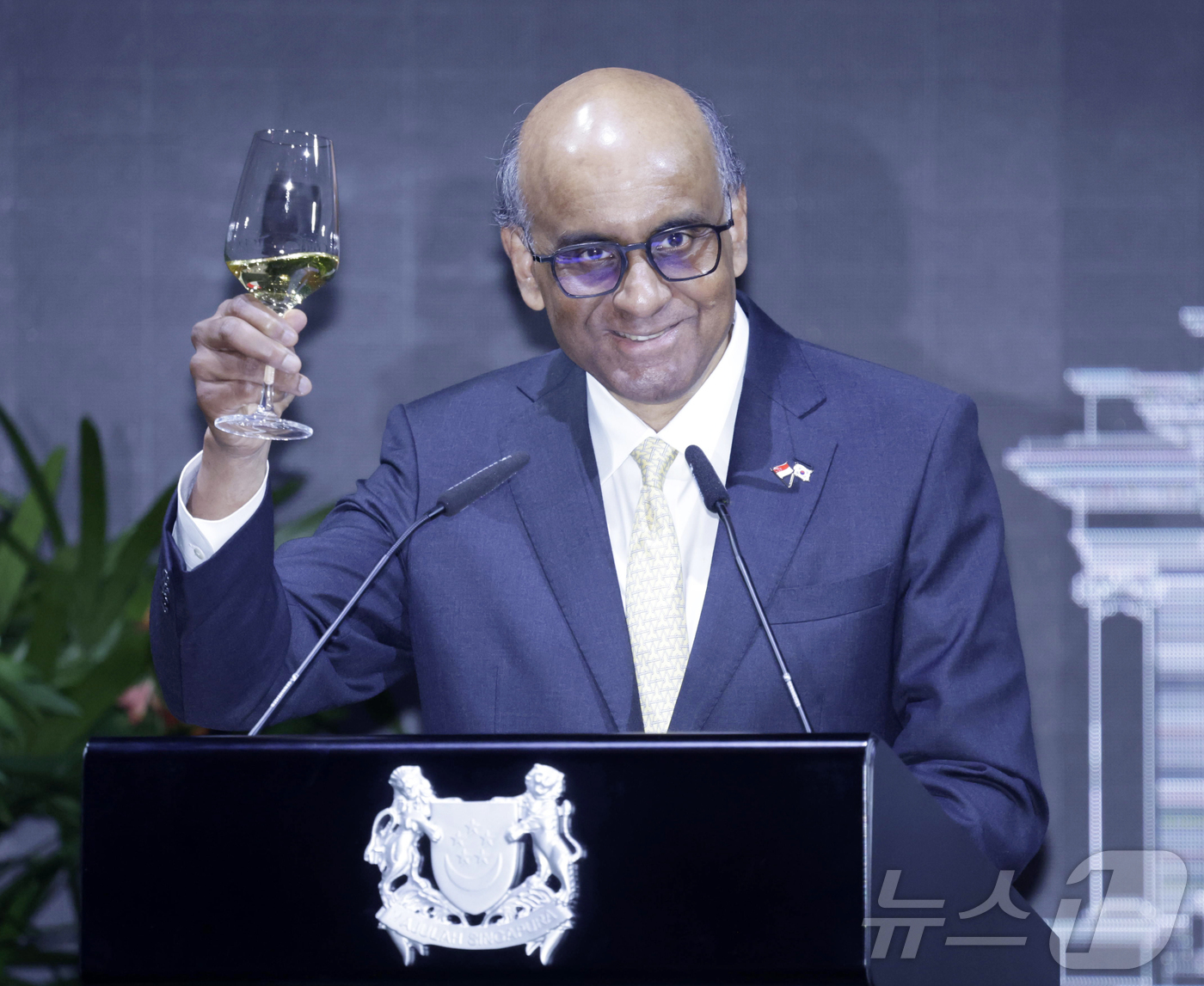 (싱가포르=뉴스1) 허경 기자 = 타르만 샨무가라트남 싱가포르 대통령이 2일(현지시간) 싱가포르 한 호텔에서 열린 국빈만찬에서 건배 제의를 하고 있다. 2026.3.2/뉴스1