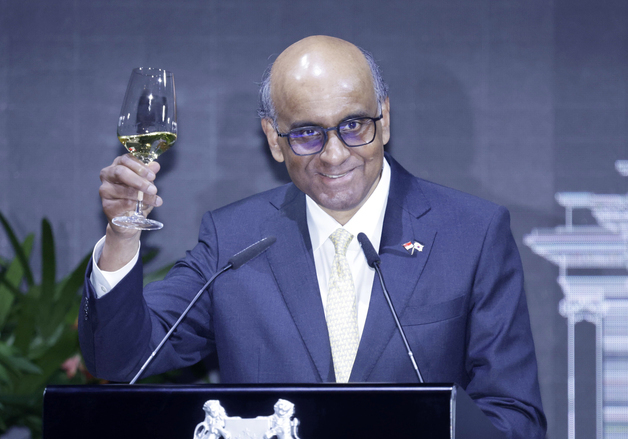 건배제의 하는 타르만 샨무가라트남 싱가포르 대통령