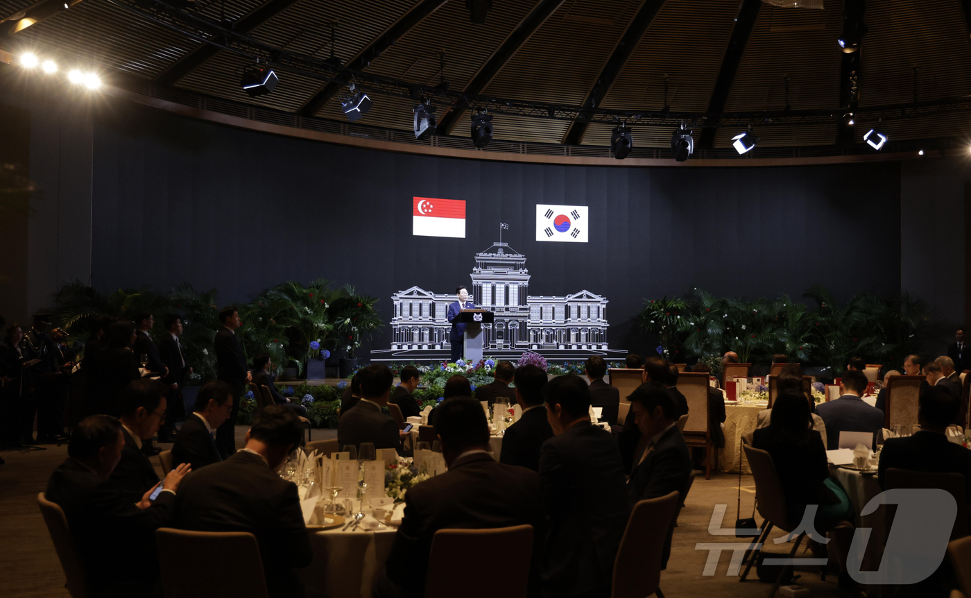 (싱가포르=뉴스1) 허경 기자 = 싱가포르를 국빈 방문 중인 이재명 대통령이 2일(현지시간) 싱가포르 한 호텔에서 열린 국빈만찬에서 건배사를 하고 있다. 2026.3.2/뉴스1