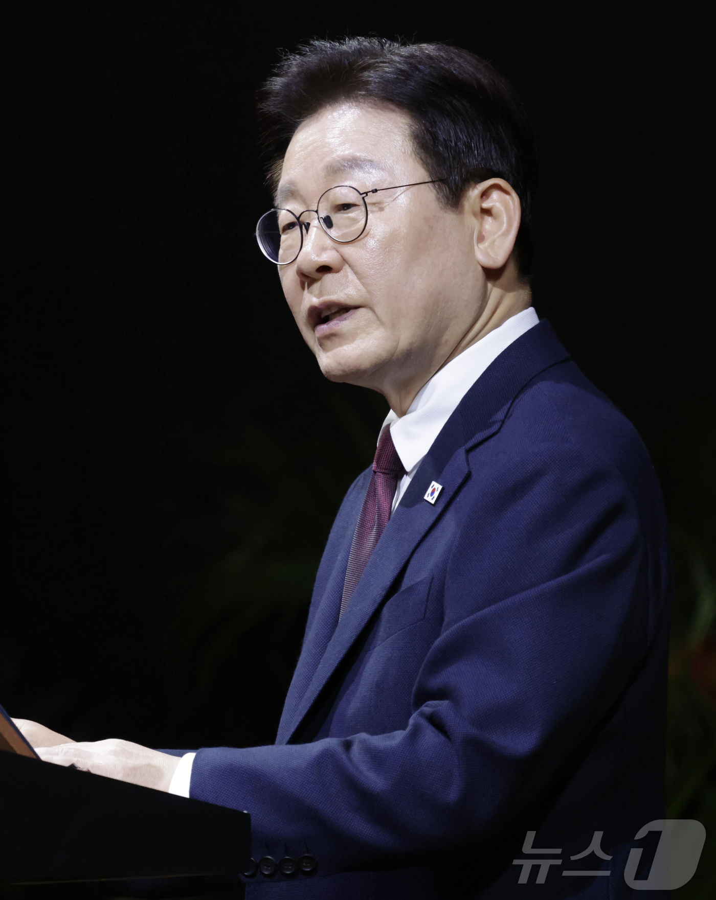 (싱가포르=뉴스1) 허경 기자 = 싱가포르를 국빈 방문 중인 이재명 대통령이 2일(현지시간) 싱가포르 한 호텔에서 열린 국빈만찬에서 건배사를 하고 있다. 2026.3.2/뉴스1