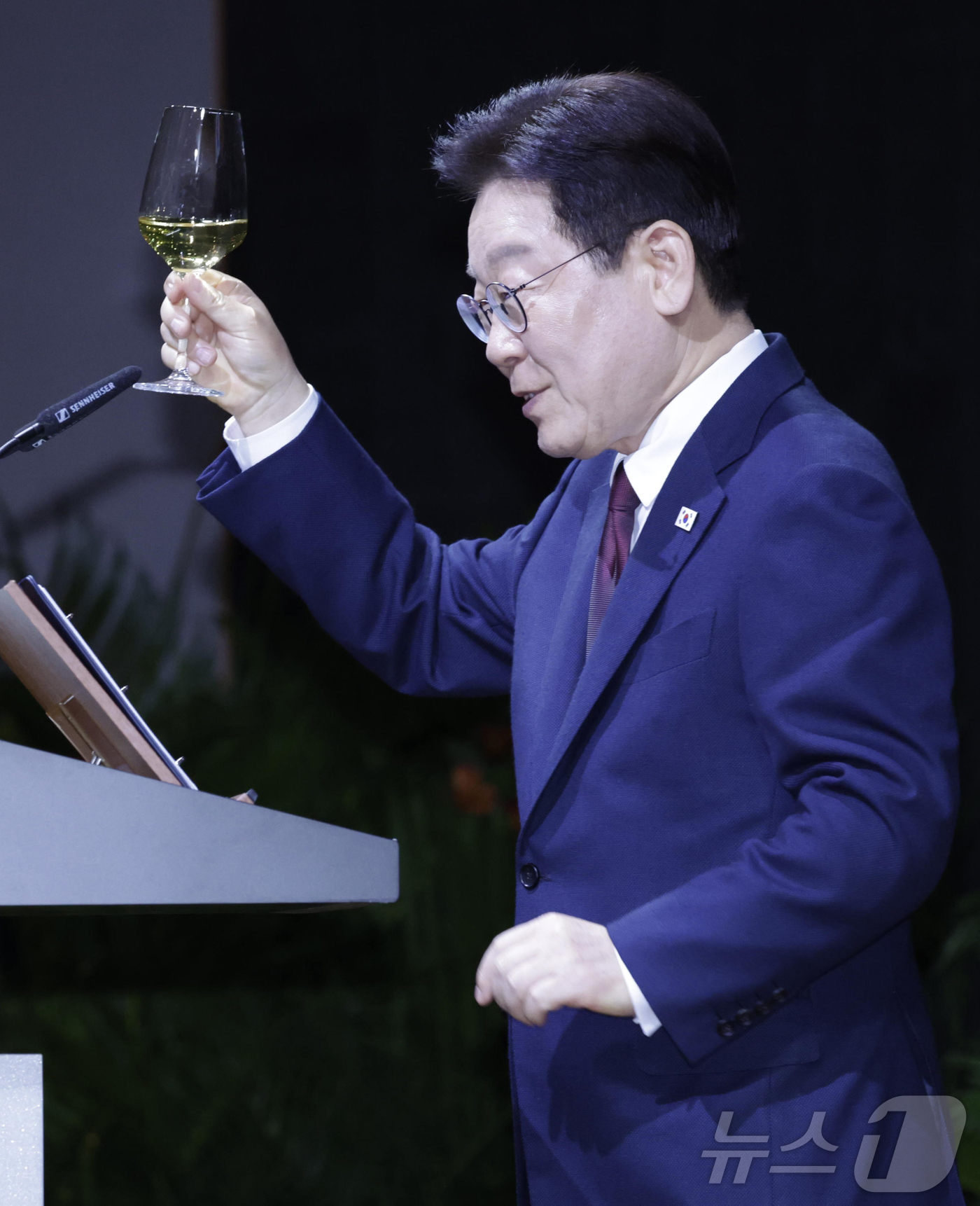 (싱가포르=뉴스1) 허경 기자 = 싱가포르를 국빈 방문 중인 이재명 대통령이 2일(현지시간) 싱가포르 한 호텔에서 열린 국빈만찬에서 건배제의를 하고 있다. 2026.3.2/뉴스1