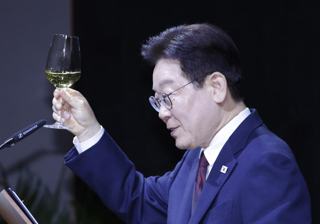 건배제의 하는 이재명 대통령