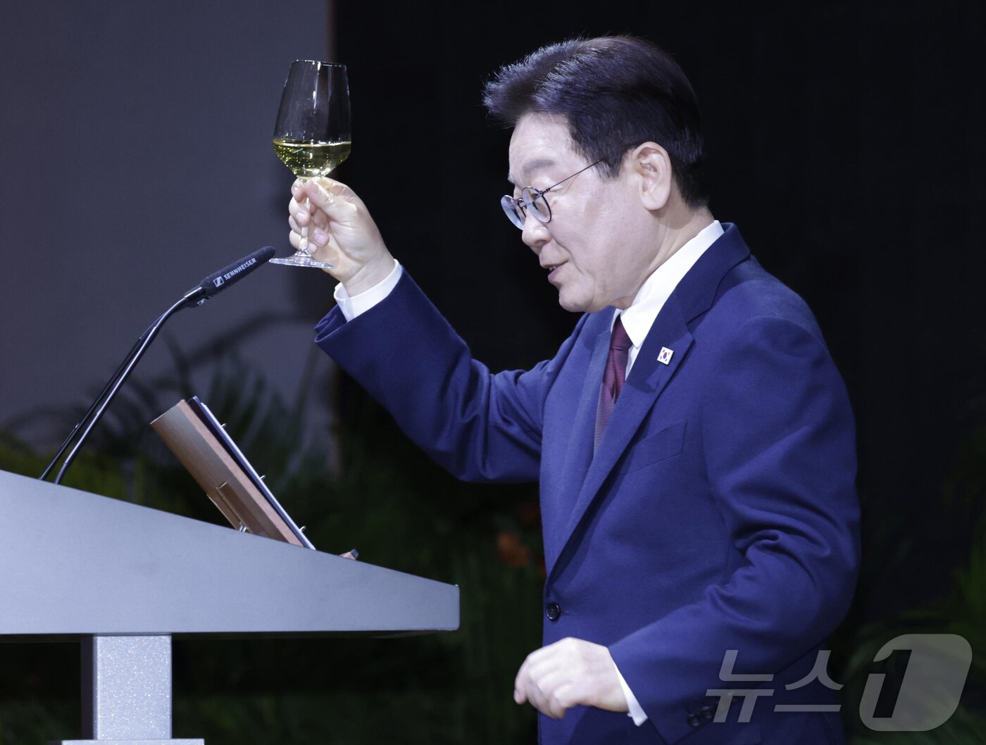 본문 이미지 - 싱가포르를 국빈 방문 중인 이재명 대통령이 2일(현지시간) 싱가포르 한 호텔에서 열린 국빈만찬에서 건배제의를 하고 있다. 2026.3.2 ⓒ 뉴스1 허경 기자