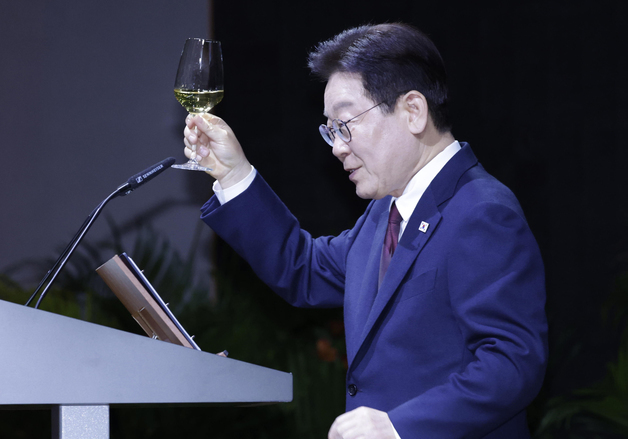 건배제의 하는 이재명 대통령