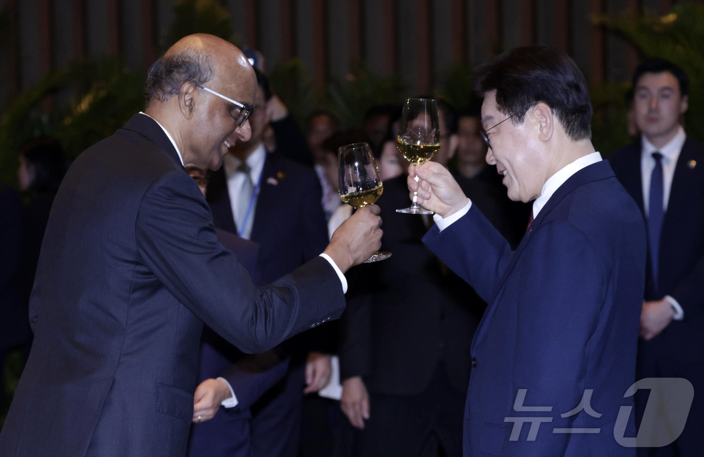 (싱가포르=뉴스1) 허경 기자 = 이재명 대통령과 타르만 샨무가라트남 싱가포르 대통령이 2일(현지시간) 싱가포르 한 호텔에서 열린 국빈만찬에서 건배를 하고 있다. 2026.3.2/ …