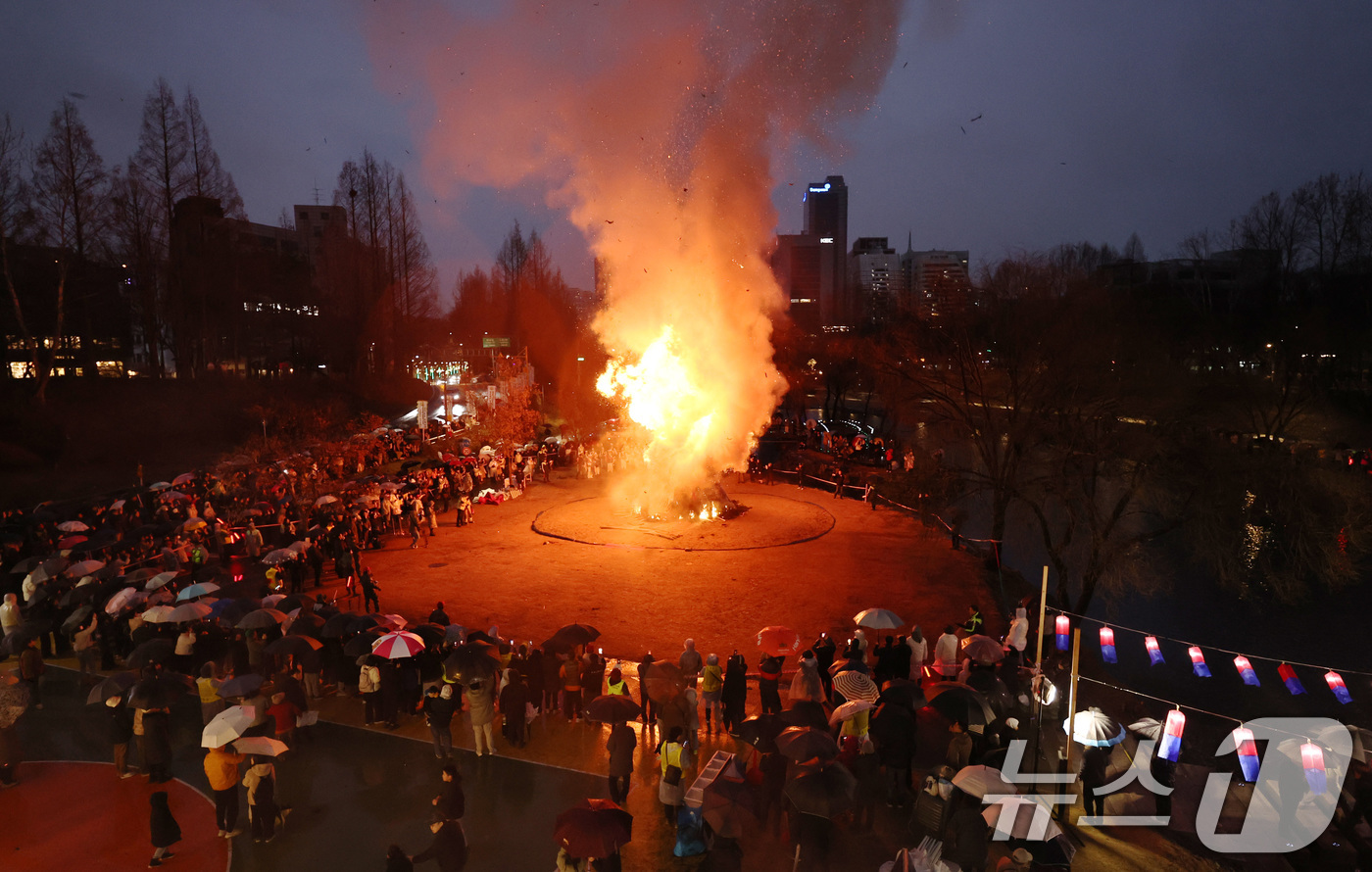 (서울=뉴스1) 구윤성 기자 = 정월대보름을 하루 앞둔 2일 오후 서울 서초구 양재천에서 열린 ‘제16회 정월대보름 달맞이 축제‘에서 달집이 활활 타오르고 있다. 2026.3.2/ …