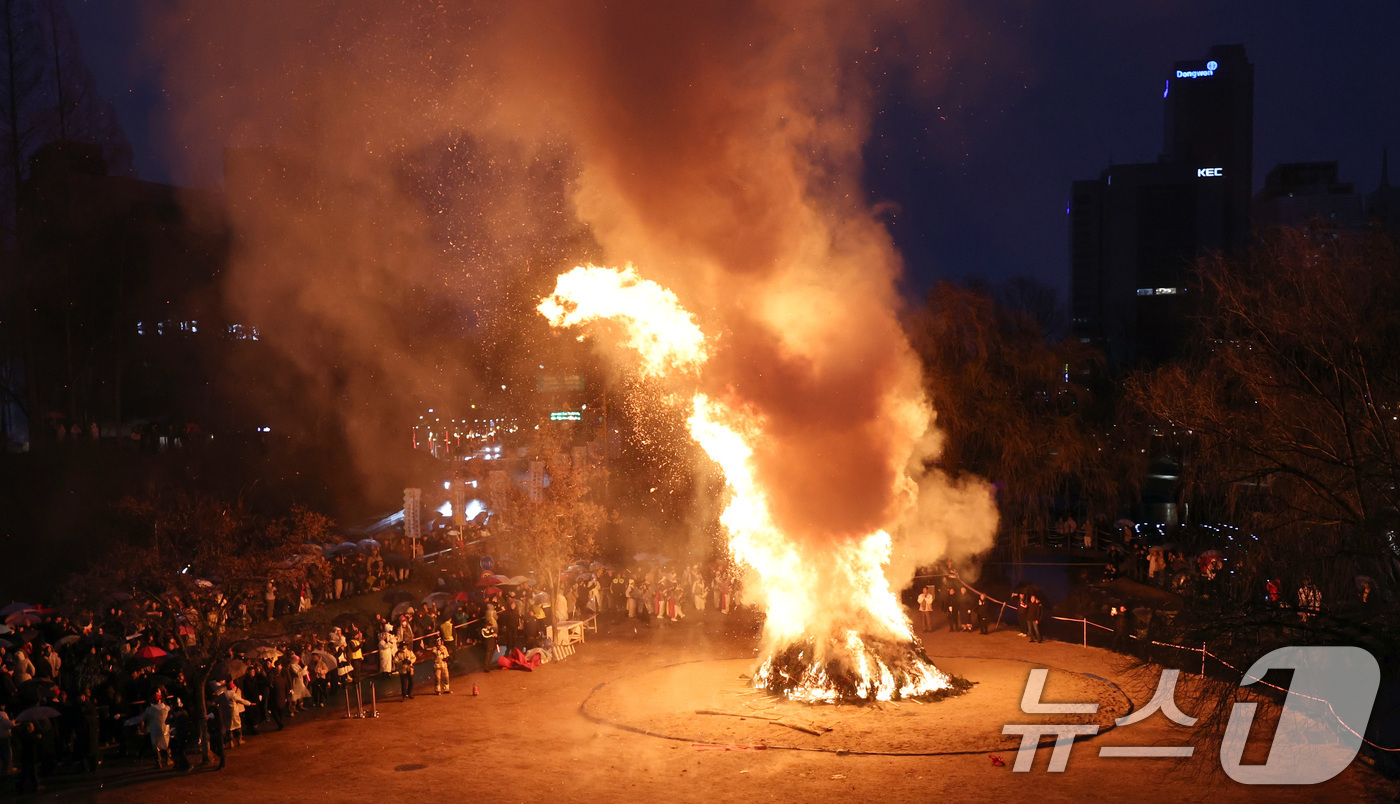 (서울=뉴스1) 구윤성 기자 = 정월대보름을 하루 앞둔 2일 오후 서울 서초구 양재천에서 열린 ‘제16회 정월대보름 달맞이 축제‘에서 달집이 활활 타오르고 있다. 2026.3.2/ …