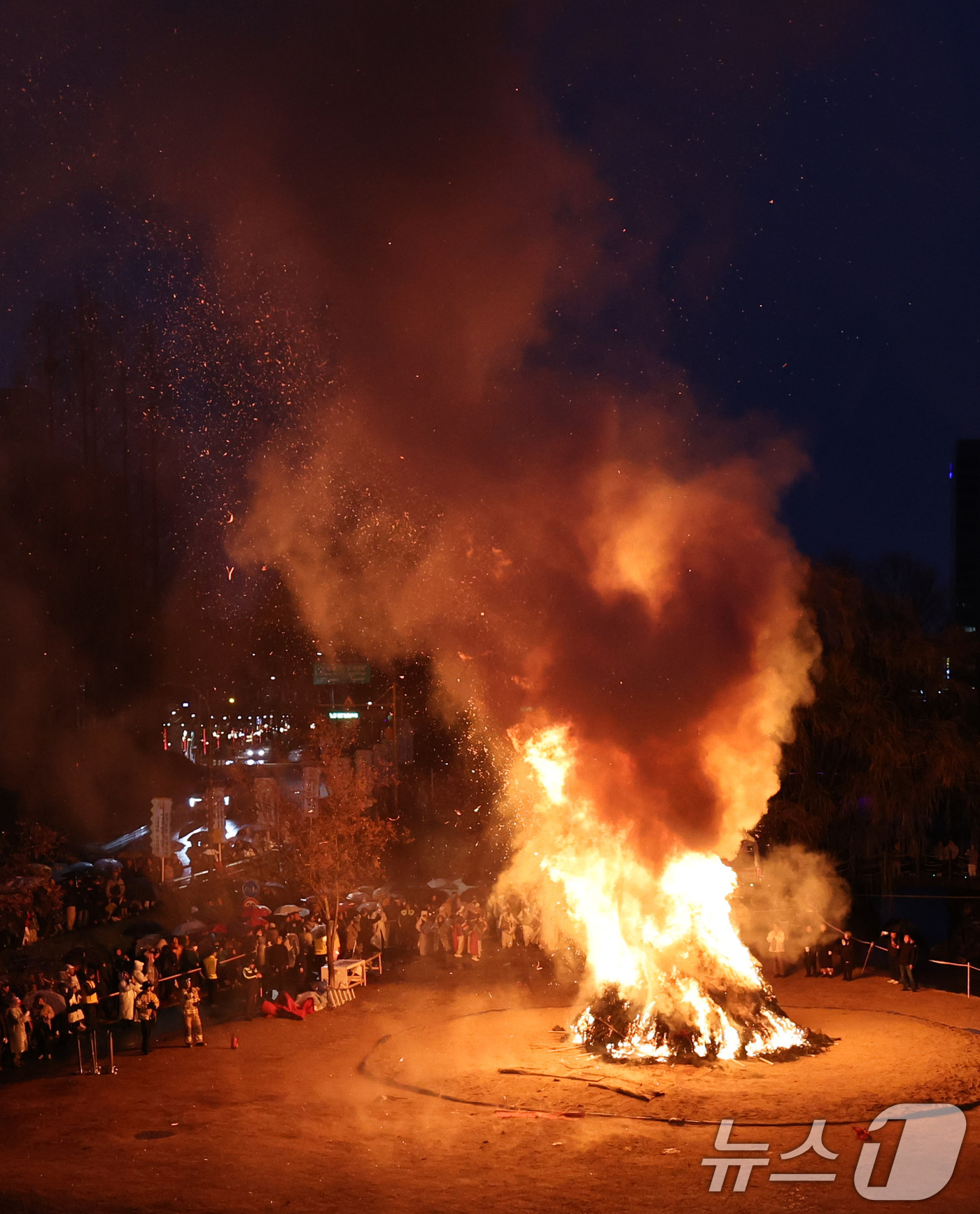 (서울=뉴스1) 구윤성 기자 = 정월대보름을 하루 앞둔 2일 오후 서울 서초구 양재천에서 열린 ‘제16회 정월대보름 달맞이 축제‘에서 달집이 활활 타오르고 있다. 2026.3.2/ …