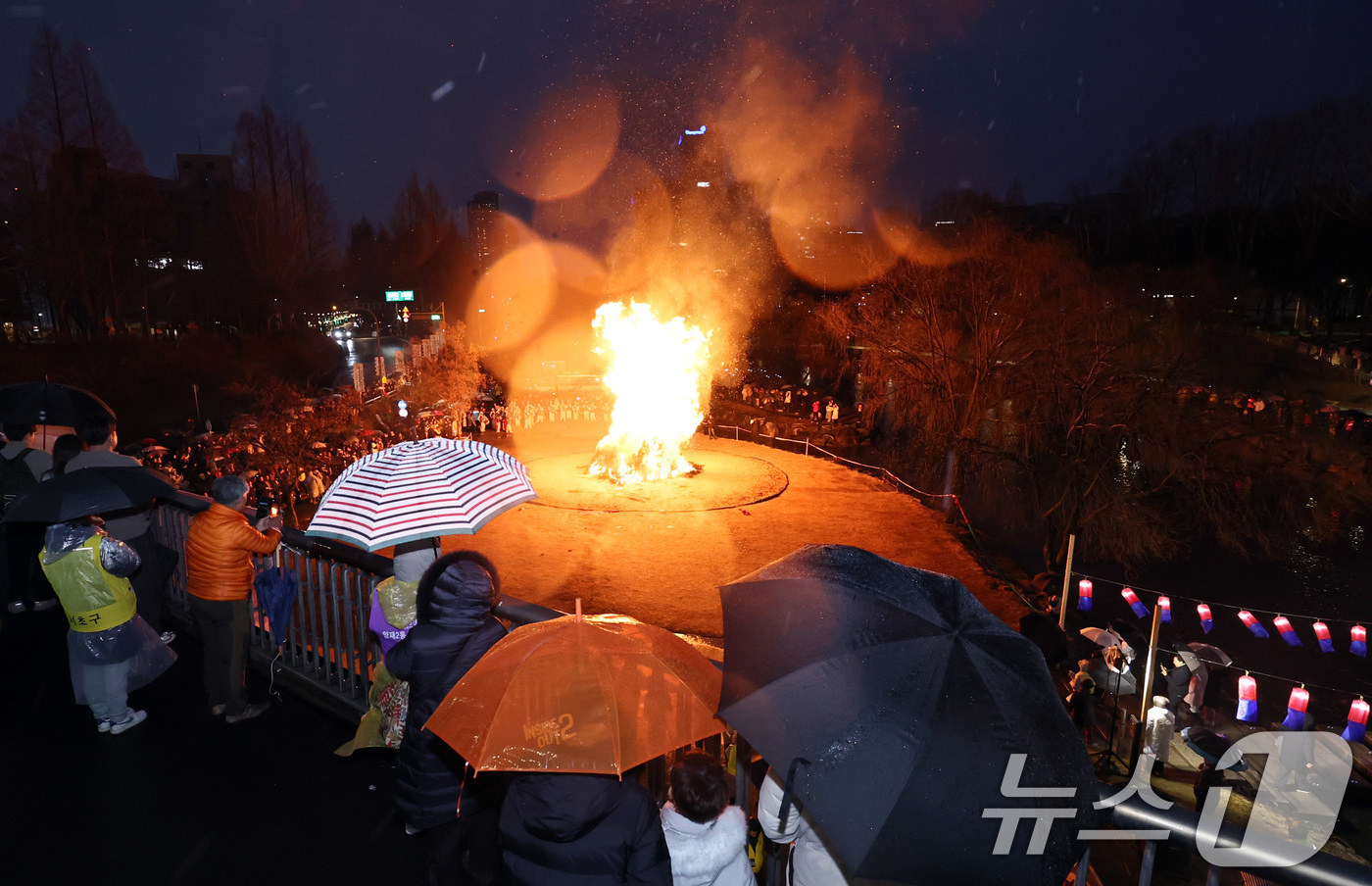 (서울=뉴스1) 구윤성 기자 = 정월대보름을 하루 앞둔 2일 오후 서울 서초구 양재천에서 열린 ‘제16회 정월대보름 달맞이 축제‘에서 달집이 활활 타오르고 있다. 2026.3.2/ …