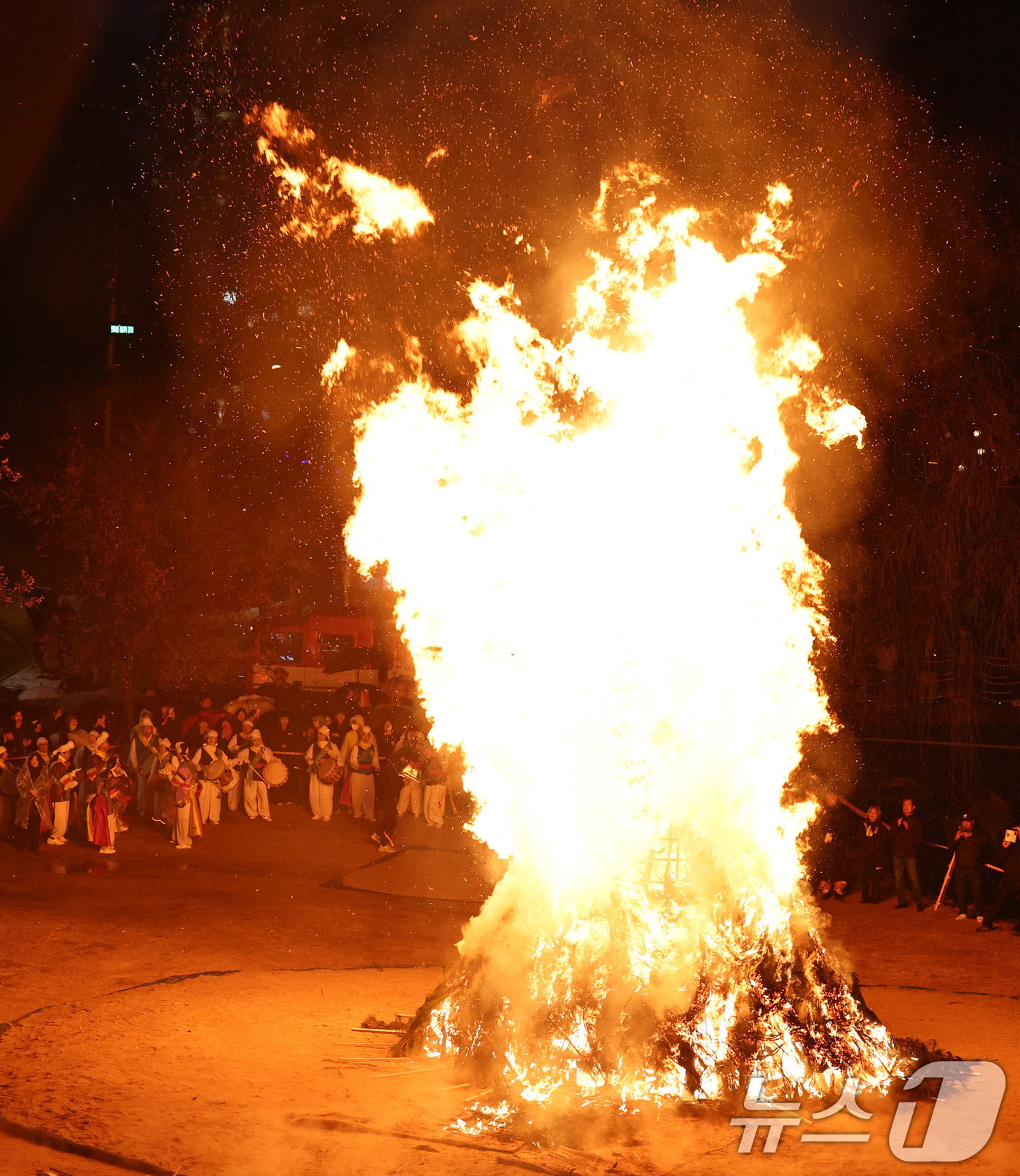 (서울=뉴스1) 구윤성 기자 = 정월대보름을 하루 앞둔 2일 오후 서울 서초구 양재천에서 열린 ‘제16회 정월대보름 달맞이 축제‘에서 달집이 활활 타오르고 있다. 2026.3.2/ …