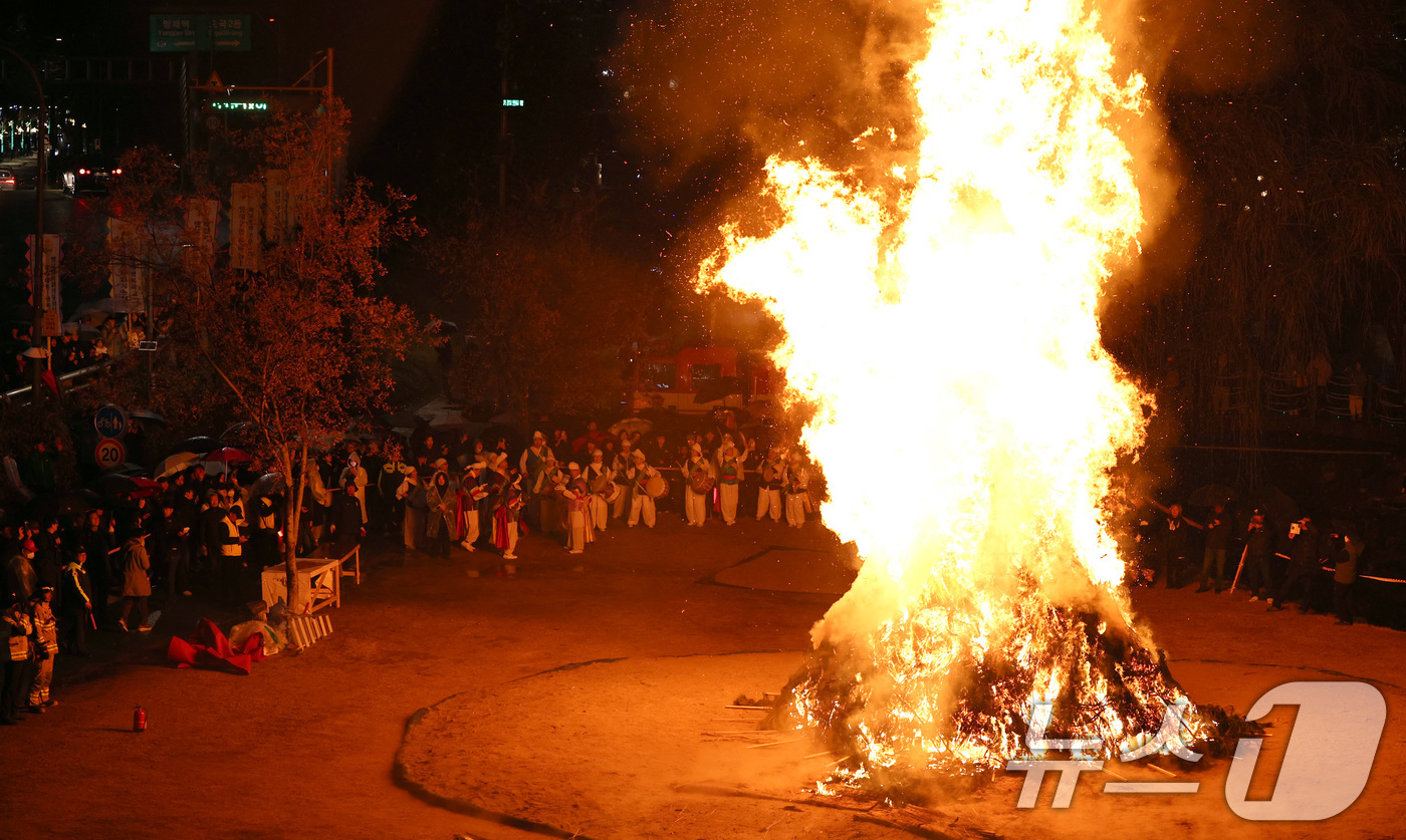 (서울=뉴스1) 구윤성 기자 = 정월대보름을 하루 앞둔 2일 오후 서울 서초구 양재천에서 열린 ‘제16회 정월대보름 달맞이 축제‘에서 달집이 활활 타오르고 있다. 2026.3.2/ …
