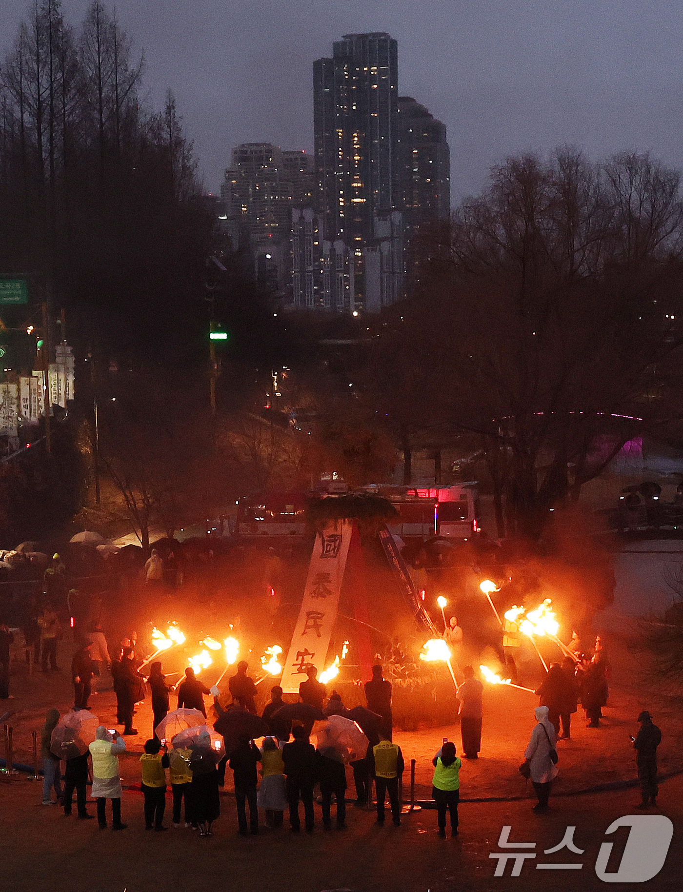 (서울=뉴스1) 구윤성 기자 = 정월대보름을 하루 앞둔 2일 오후 서울 서초구 양재천에서 열린 ‘제16회 정월대보름 달맞이 축제‘에서 전성수 서초구청장 등 참석자들이 달집에 불을 …
