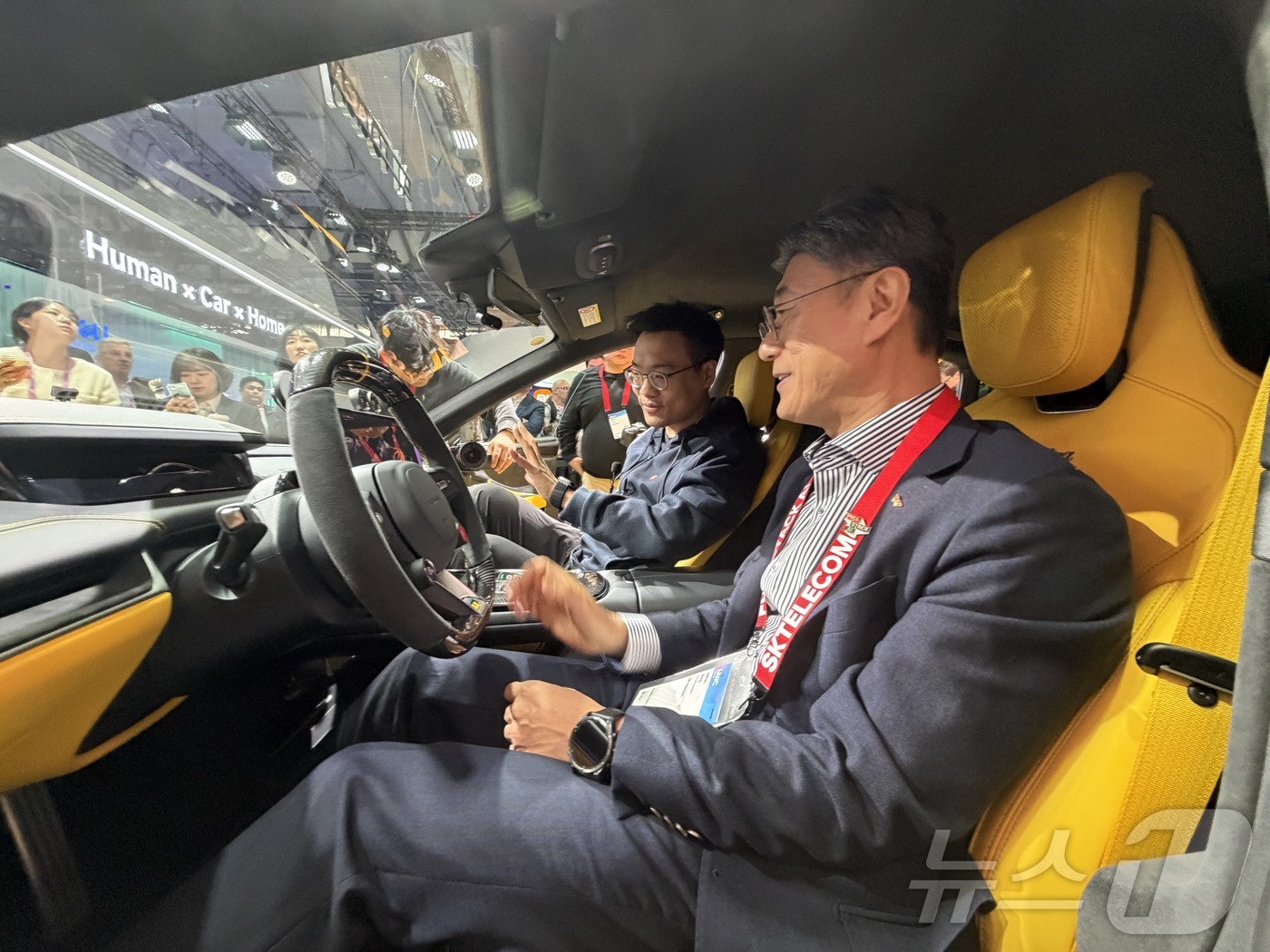 (바르셀로나=뉴스1) 김민수 기자 = 정재헌 SK텔레콤 사장이 2일(현지시간) 스페인 바르셀로나에서 열린 MWC26에서 샤오미 전시장을 방문해 'SU7 울트라'를 탑승하고 있다. …