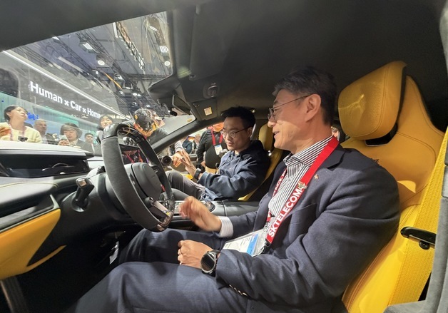 MWC26 샤오미 전시부스 방문한 정재헌 SKT 사장