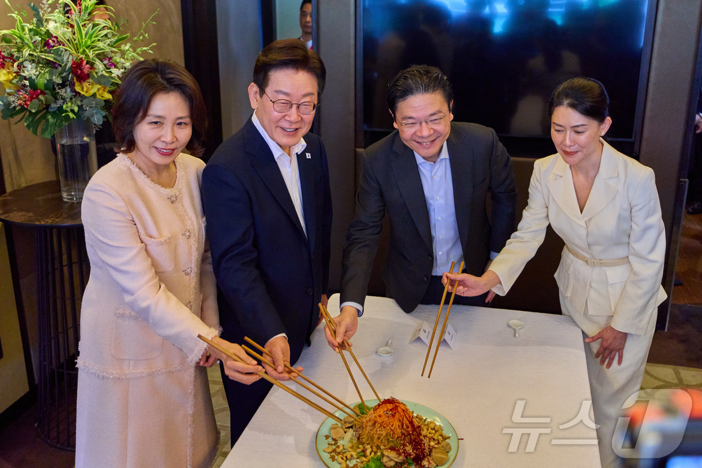 (싱가포르=뉴스1) 허경 기자 = 이재명 대통령과 김혜경 여사, 로렌스 웡 싱가포르 총리, 루 즈 루이 여사가 2일(현지시간) 싱가포르 한 호텔에서 열린 친교 오찬에서 생선회 샐러 …